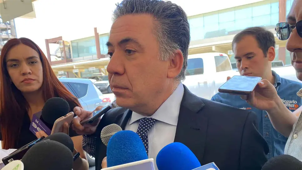 Enrique Inzunza Cázarez en entrevista con medios de comunicación. FOTO: Luz Noticias.