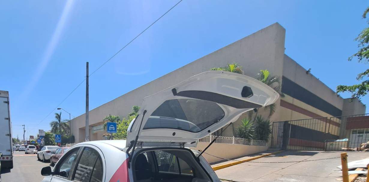 Sujeto con un «Cuerno de Chivo» ingresa al IMSS en Culiacán; perseguía a otro