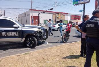 Choca patrulla y policía queda golpeado, en la 4 de Marzo