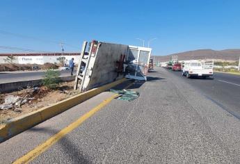 Camión de carga termina volcado tras choque en La Costerita