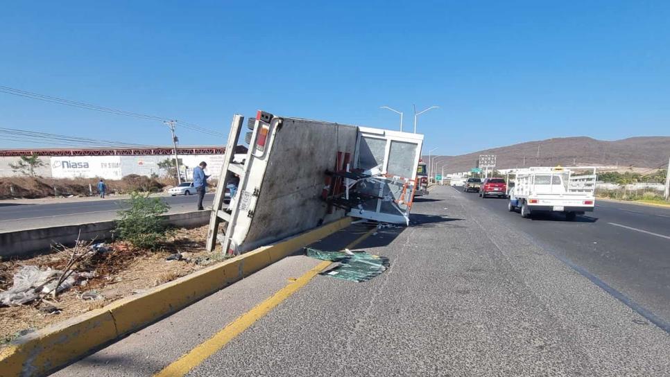 Camión de carga termina volcado tras choque en La Costerita