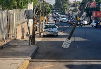 Trailero destroza postes frente al hospital General en Culiacán y genera caos vial
