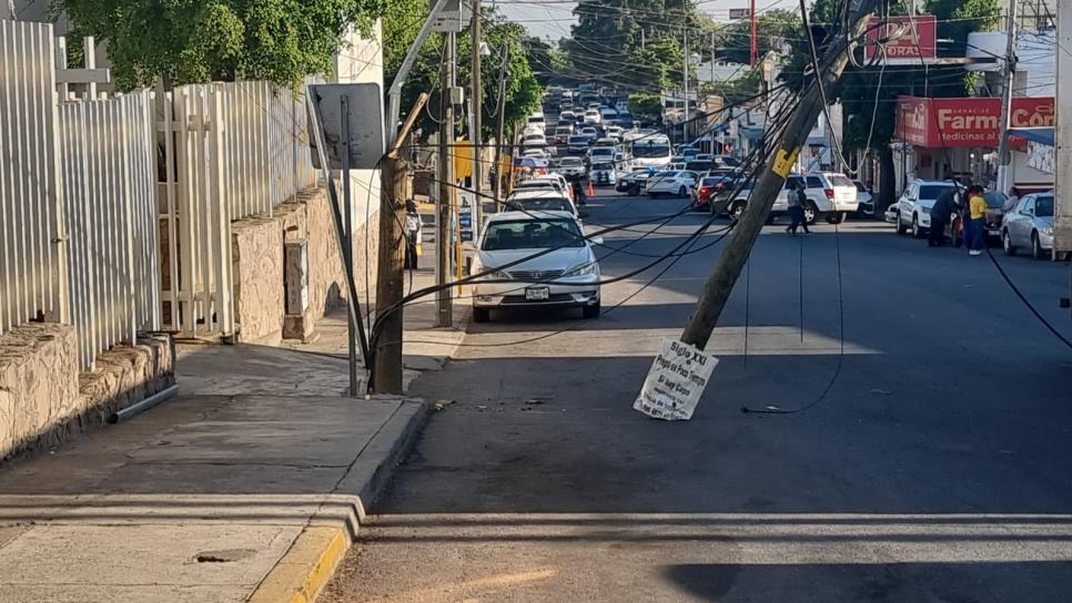 Trailero destroza postes frente al hospital General en Culiacán y genera caos vial