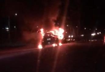 Vochito arde en llamas cuando circulaba sobre La Costerita, en Culiacán