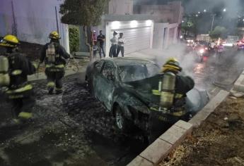 Vehículo termina calcinado al chocar en Colinas de San Miguel, en Culiacán; hay una mujer herida