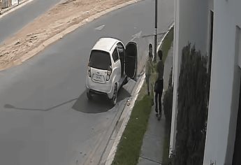 Automovilistas intentan asaltar a joven en la colonia San Isidro, Culiacán | VIDEO