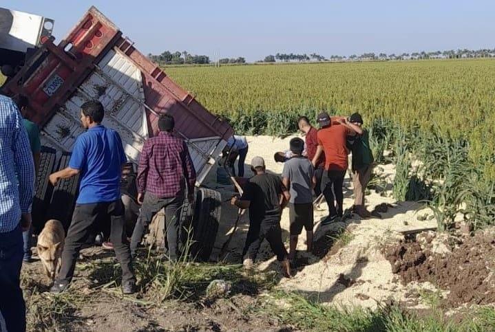 Vuelca torton con 20 toneladas de maíz en la carretera 19