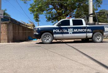 Localizan muerto a hombre en La Constancia, quedó recargado a una barda