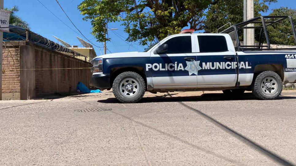 Localizan muerto a hombre en La Constancia, quedó recargado a una barda