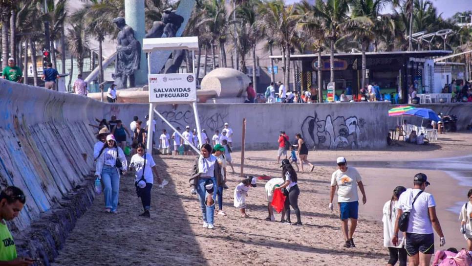 Mazatlecos se unen para limpiar la playa en el Día Mundial del Medio Ambiente