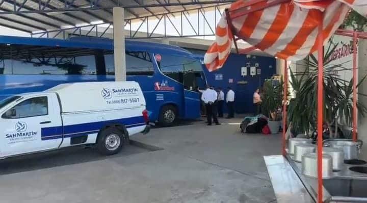Adulto mayor muere en autobús cuando regresaba de la frontera a Guasave