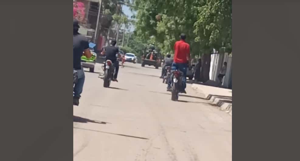 Los punteros siguen a una volanta del Ejército en Culiacán. FOTO: TikTok.