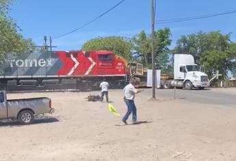 Tren impacta a tractocamión que intentó ganarle el paso en León Fonseca, Guasave | VIDEO