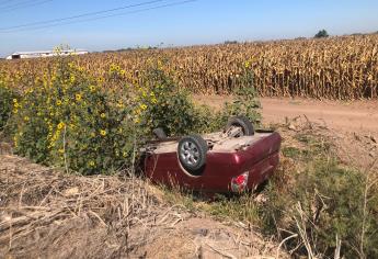 Joven mujer vuelca antes cerca de Compuertas; la rescatan agentes de Tránsito