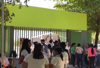 Les gritan «fuera»: alumnos del Cobaes 43 en Mochicahui exigen la destitución de los directivos