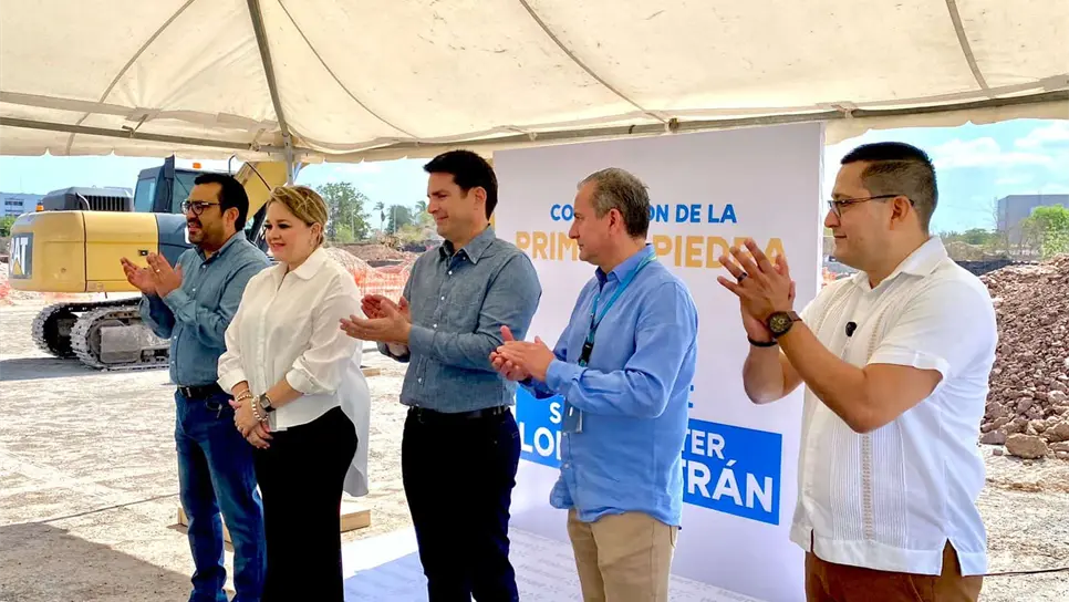 Autoridades ponen la primera piedra para la nueva sucursal de Walmart, en Culiacán. FOTO: Heidi Fonseca.