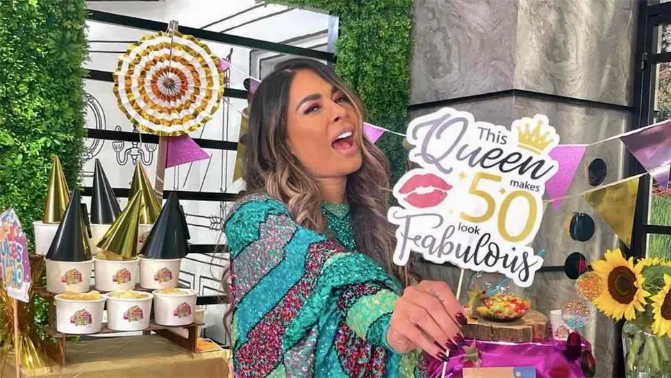 Galilea Montijo cumple sus 50 años y se tatúa en vivo para festejar. | FOTO: Milenio