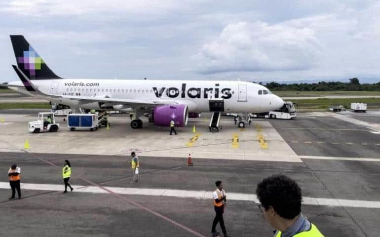 Denuncian despidos de empleados para evitar huelga en aerolínea Volaris