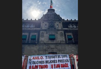 Productores de México se manifiestan en Mañanera de AMLO