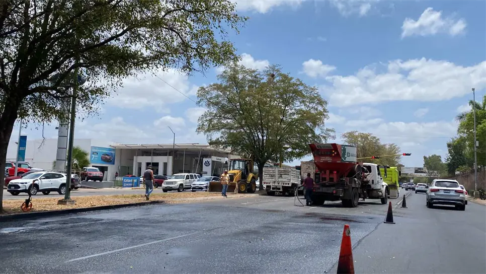 Reparaciones en la vialidad causan transito lento por el bulevar Pedro Infante. FOTO: Cortesía