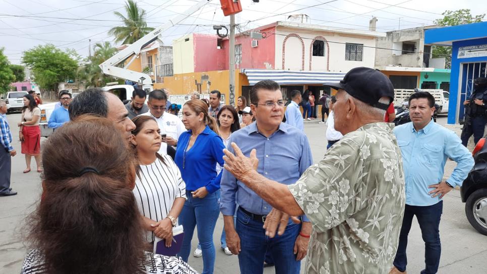 Édgar González escucha y atiende las necesidades de los vecinos de la Colonia Urías y Rafael Buelna en Mazatlán 