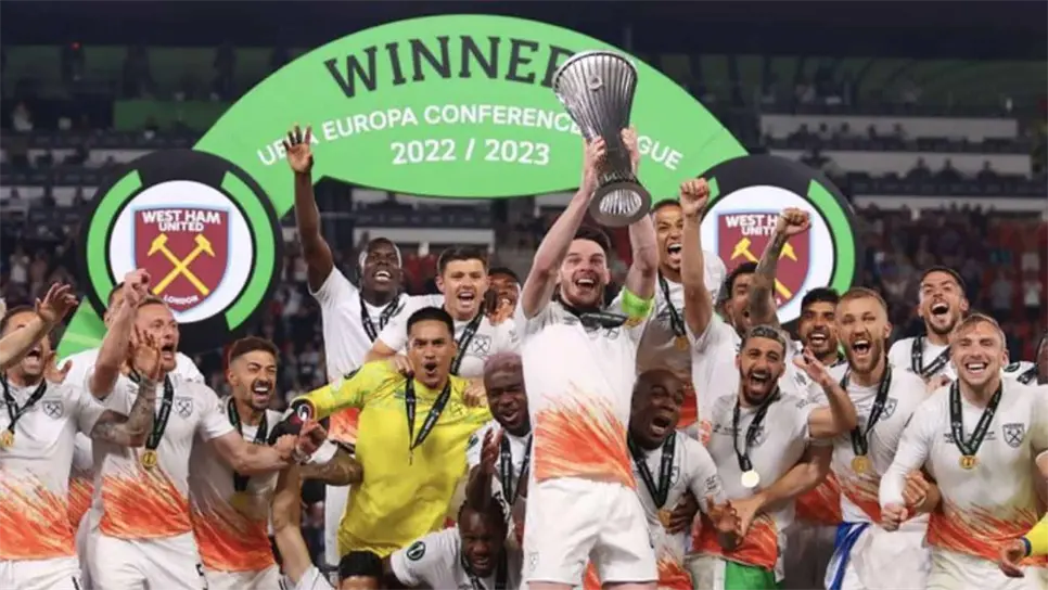 El equipo inglés venció a la Fiorentina para hacerse del título de la UEFA. FOTO: Internet