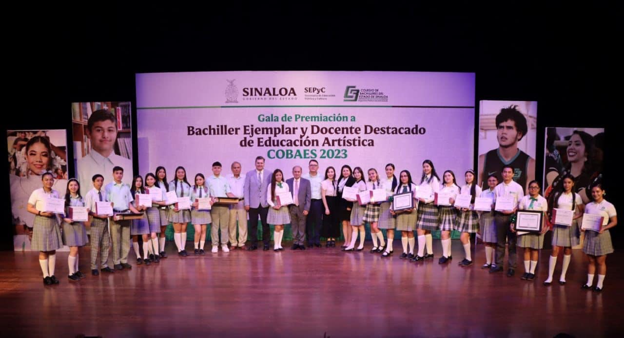 Autoridades del Colegio de Bachilleres entregaron reconocimientos a alumnos y docentes. FOTO: Cortesía