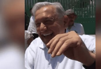 AMLO rechaza a un joven que le pide que lo adopte