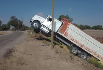Otro camión cargado de maíz se accidenta en Guasave 