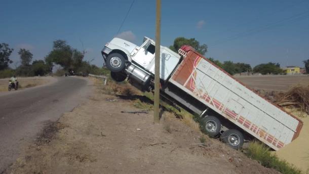 Otro camión cargado de maíz se accidenta en Guasave 