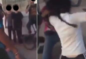 Dos jovencitas se «desgreñan» en Culiacán y la madre de una de ellas no deja que las separen | VIDEO
