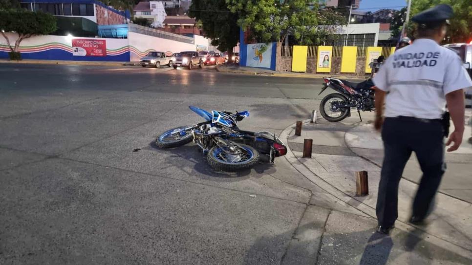Motociclista se pasa la luz en rojo y termina accidentado en la colonia Guadalupe, en Culiacán