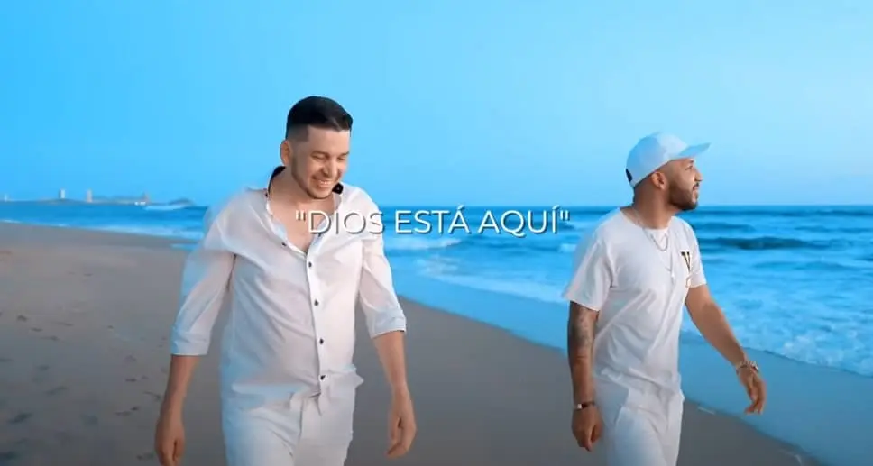 Los cantantes mazatlecos le entraron a las alabanzas. FOTO: Youtube