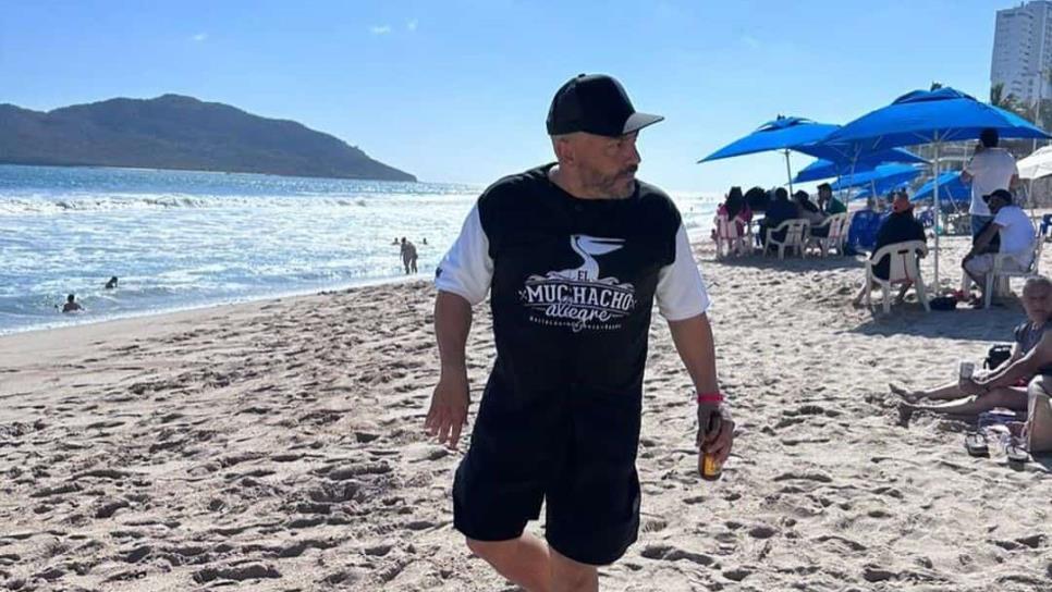 Lupillo Rivera sorprende a bañistas en playa de Mazatlán | VIDEO