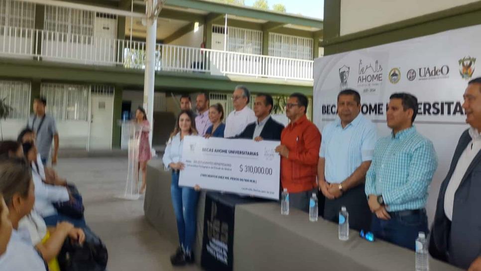 Ayuntamiento de Ahome entrega 2 millones de pesos en becas a universitarios