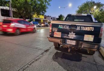 Se accidenta un conductor y termina volcado en el canal de Chulavista