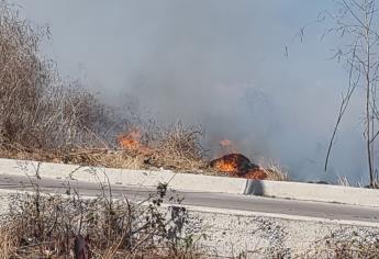 Se prende pastizales cerca de una Cedí de un supermercado y genera movilización de bomberos