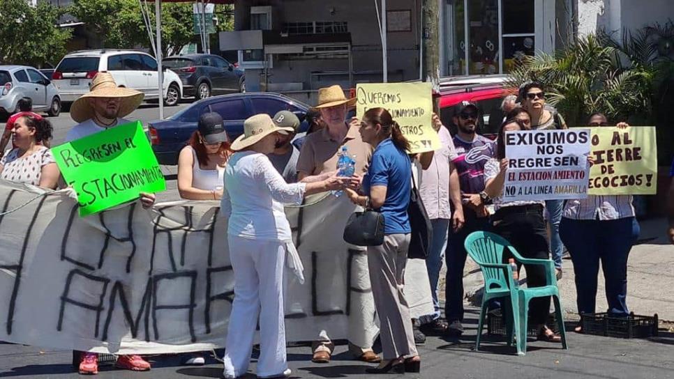 Se manifiestan vecinos y cierran la avenida Insurgentes en Mazatlán; quieren estacionamientos 