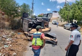 Retroexcavadora vuelca en avenida de Culiacán; hay dos lesionados