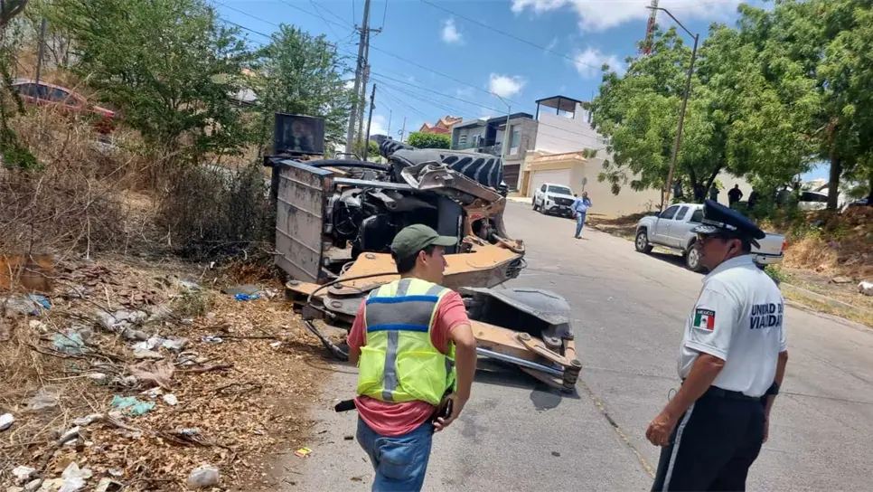 Retroexcavadora vuelca en avenida de Culiacán; hay dos lesionados