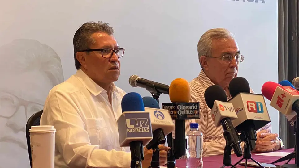 Ricardo Monreal en conferencia en Sinaloa.