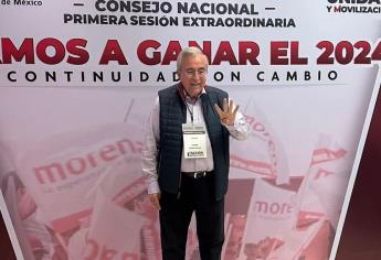 Rocha Moya llega a CDMX al Consejo Nacional de Morena