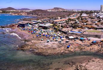 Construirán baños en accesos a playa de Mazatlán