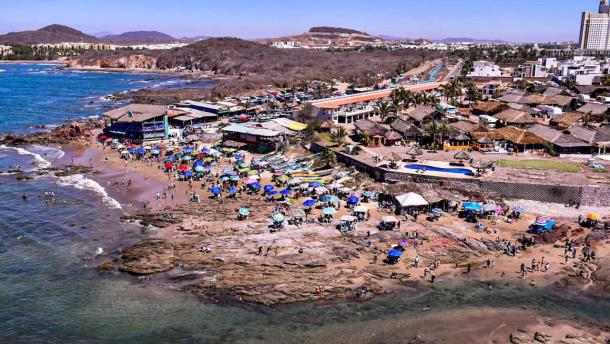 Construirán baños en accesos a playa de Mazatlán