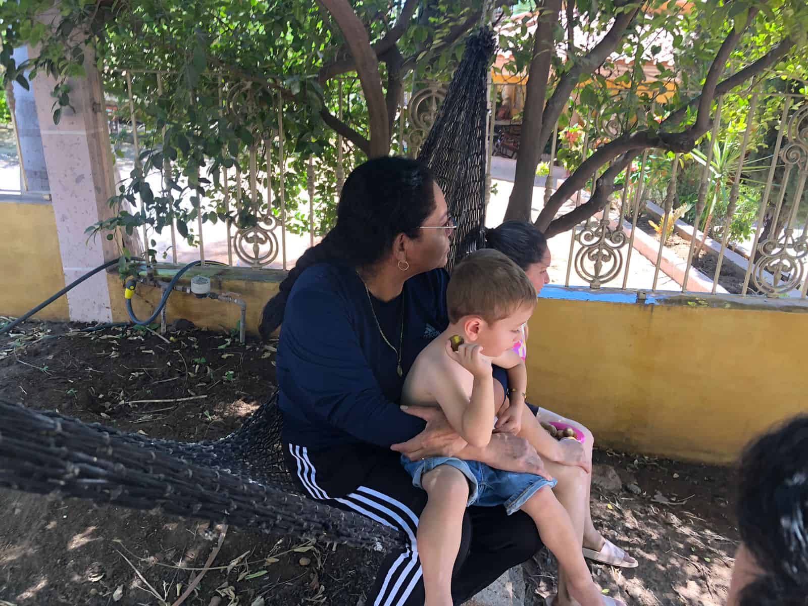 Vecinos de Tacuichamona relatan lo acontecido tras la balacera de esta mañana. FOTO: Luz Noticias