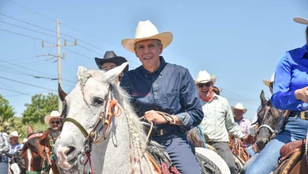 Gerardo Vargas encabeza cabalgata por 120 Aniversario de Los Mochis