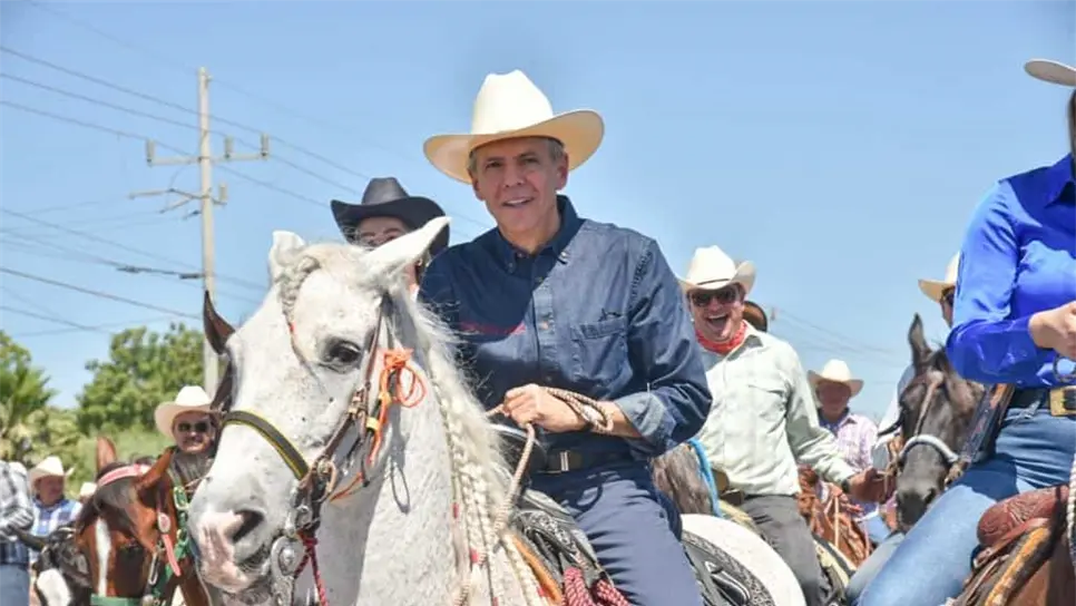 El Presidente Municipal se dio cita en la cabalgata por el aniversario de Los Mochis. FOTO: Luz Noticias