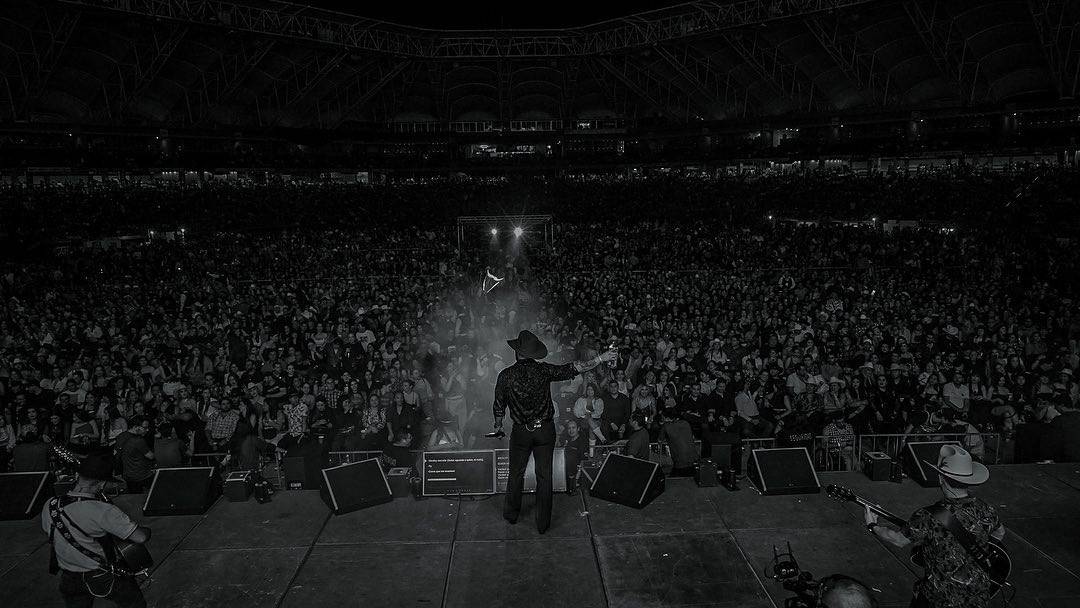 Carín León desmiente desplome de su avioneta
