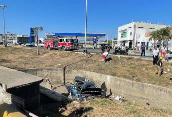 Pierde el control de su vehículo y se va al canal en El Toreo, Mazatlán