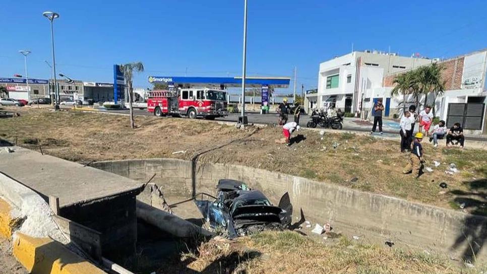 Pierde el control de su vehículo y se va al canal en El Toreo, Mazatlán